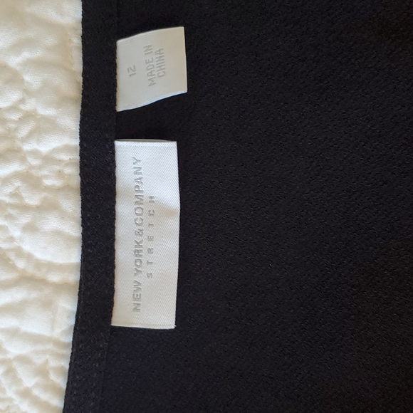 NEW YORK AND COMPANY SLEEVELESS MAXI DRESS SIZE 12. BLACK WHITE AND CORAL - Picture 3 of 6